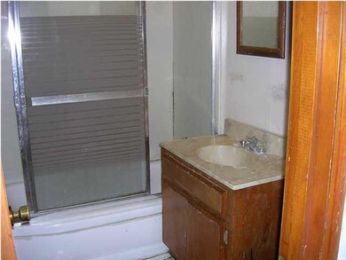 BATH W/GLASS SHOWER DOOR