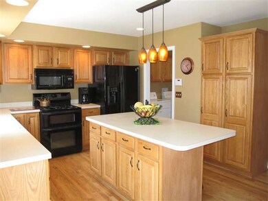 5215 N Royal Place, Peoria, IL 61615 - photo 6