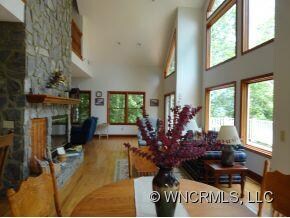 DINING AREA LOOKING AT GRT RM