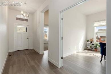 Entryway featuring a notable chandelier and light 
