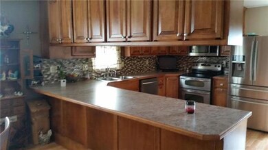 Nice u-shaped kitchen with lots of new cabinets