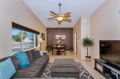 706 E Cavalier Dr-large-006-33-Living Ro