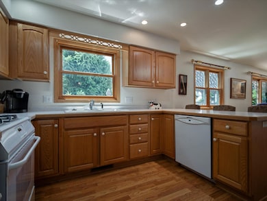 Bright kitchen w gas range