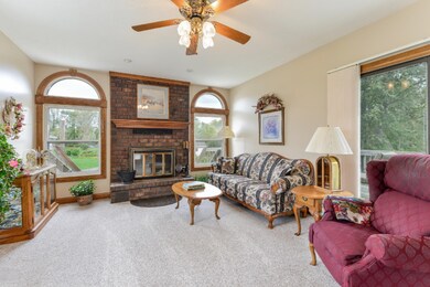 006-photo-living-room-6442171