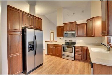 Spacious, eat-in Kitchen with hardwood floors & st