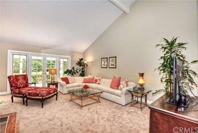 Huge living room with high ceilings, skylight, 2 l
