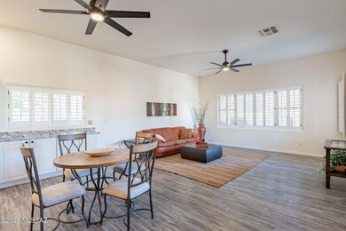 Casual Dining & Family Room