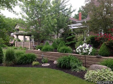 Landscaping on the side of the home.