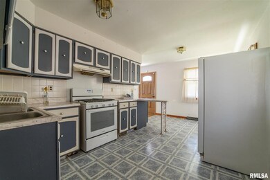 925 Clinton St, Lincoln, IL 62656 - photo 7