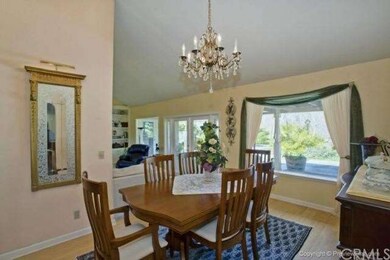 DINING ROOM WITH BAMBO FLOORING
