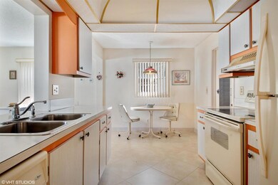 04_1903SW13thTer_191001_KitchenBreakfast