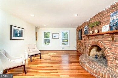 5033 Oakcrest Dr, Fairfax, VA 22030 - photo 7