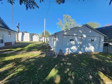 202 N Victor St, Christopher, IL 62822 - photo 6