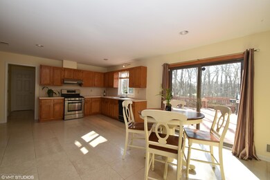 04_69ApacheDr_5_Kitchen_HiRes