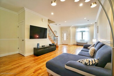 (6) Living Room
