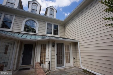 5719 Mayfair Manor Dr, Rockville, MD 20852 - photo 2