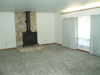 Spacious living room with Wood burning fireplace, 