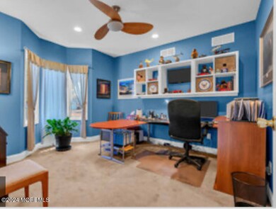 Office / 1st Flr Bedroom w/ closet