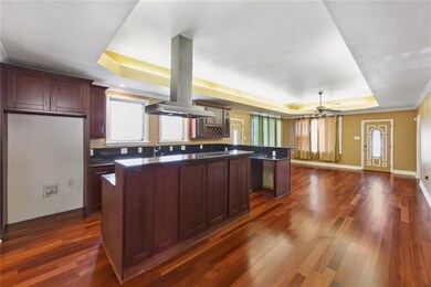 SPACIOUS AND BEAUTIFUL KITCHEN WITH GRANITE COUNTE