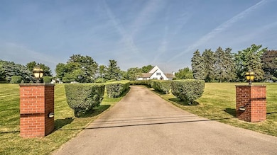 SCENIC DRIVEWAY TO TOTAL PRIVACY