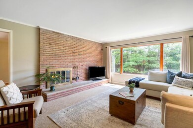 Living Room w Fireplace