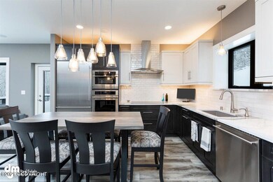 Kitchen & Dining