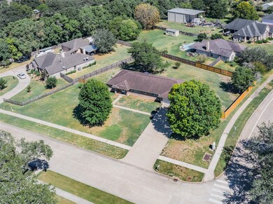 335 S Shirley St, Alvin, TX 77511 - photo 5