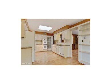 Kitchen w/silestone counters*double ovens*skylight