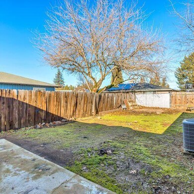 541 Cedar St, Central Point, OR 97502 - photo 3