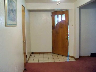 Entry/Foyer.