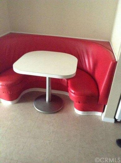 Built in breakfast bar in kitchen