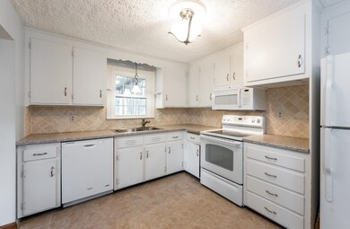 11 Twin Isles Rd, Londonderry, NH 03053 - photo 3