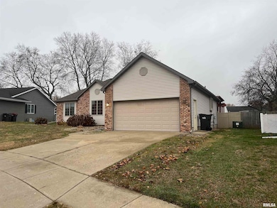 2104 Marigold Dr, Pekin, IL 61554 - photo 2