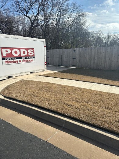 2400 Creek Side Cir, Moore, OK 73160 - photo 3