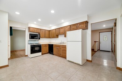 1304 Clyde Dr, Naperville, IL 60565 - photo 6