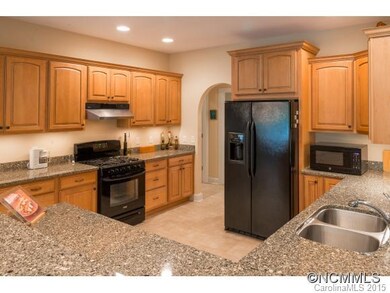 Kitchen w/quartz countertops