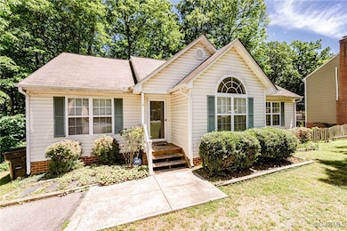 Ranch-style house featuring a shingled roof
