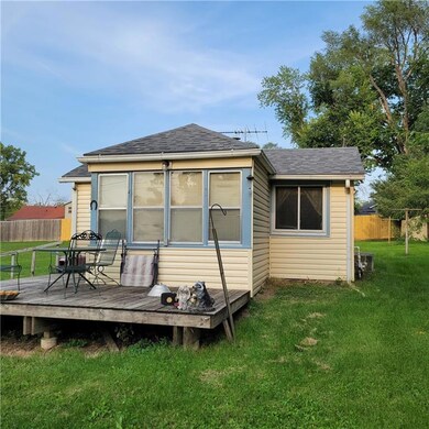 340 Hickory St, Newton, IA 50208 - photo 3