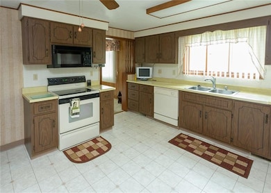 Kitchen with all appliances