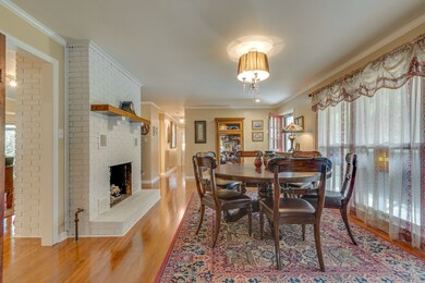 Large picture window & plenty of space for seating - Perfect for all those family gatherings