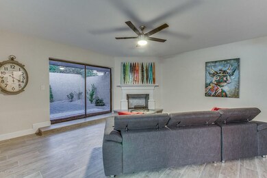 8040 E Via Del Valle-large-006-2-Living