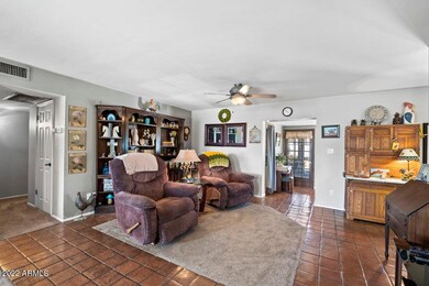 Family Room (4)