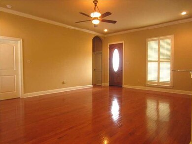 Living Room. Elegant Wood Fooring and Crown Moldin