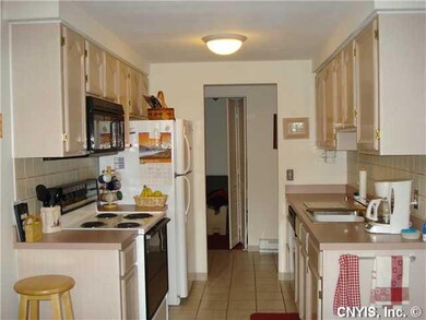 Kitchen Kitchen with lots of cabinets & counter to
