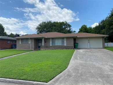 1217 Elmwood St, Gainesville, TX 76240 - photo 2