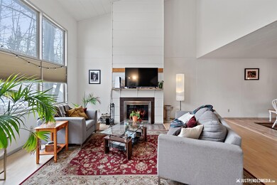 Unit 440 Living Rom