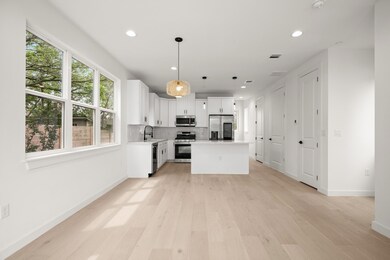 Kitchen with appliances with stainless steel fini