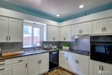 8110 E Glen Dr, Everett, WA 98203 - photo 5