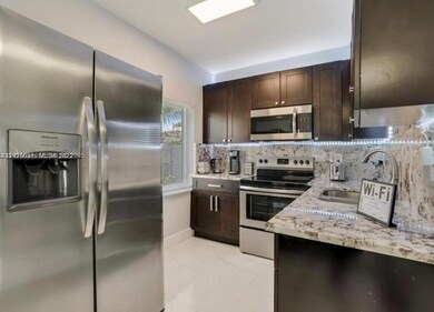 1526 NE 110th St unit B, Miami, FL 33161 - photo 3
