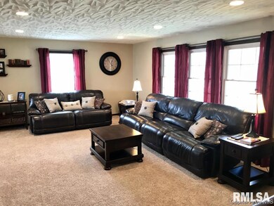 3 Mayfield Dr, Jacksonville, IL 62650 - photo 2